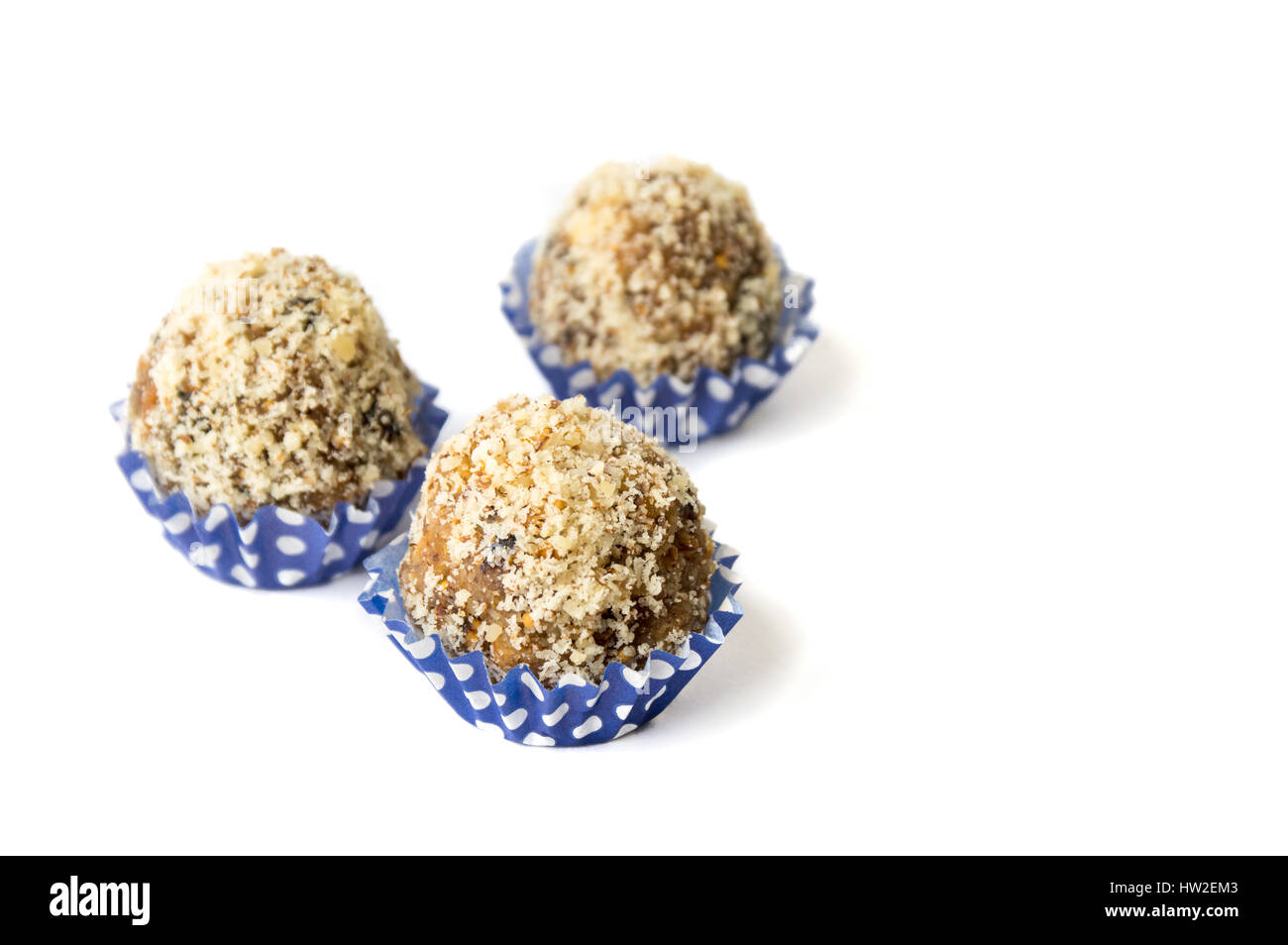 Hausgemachte Walnuss Cookies in blauem Papier Tassen Stockfoto
