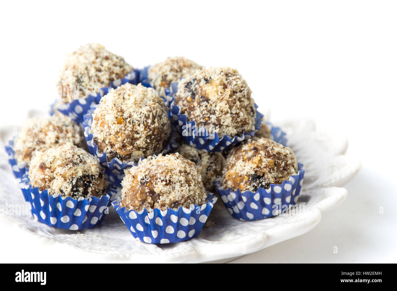 Walnuss Cookies in blauem Papier Tassen auf einem Teller Stockfoto
