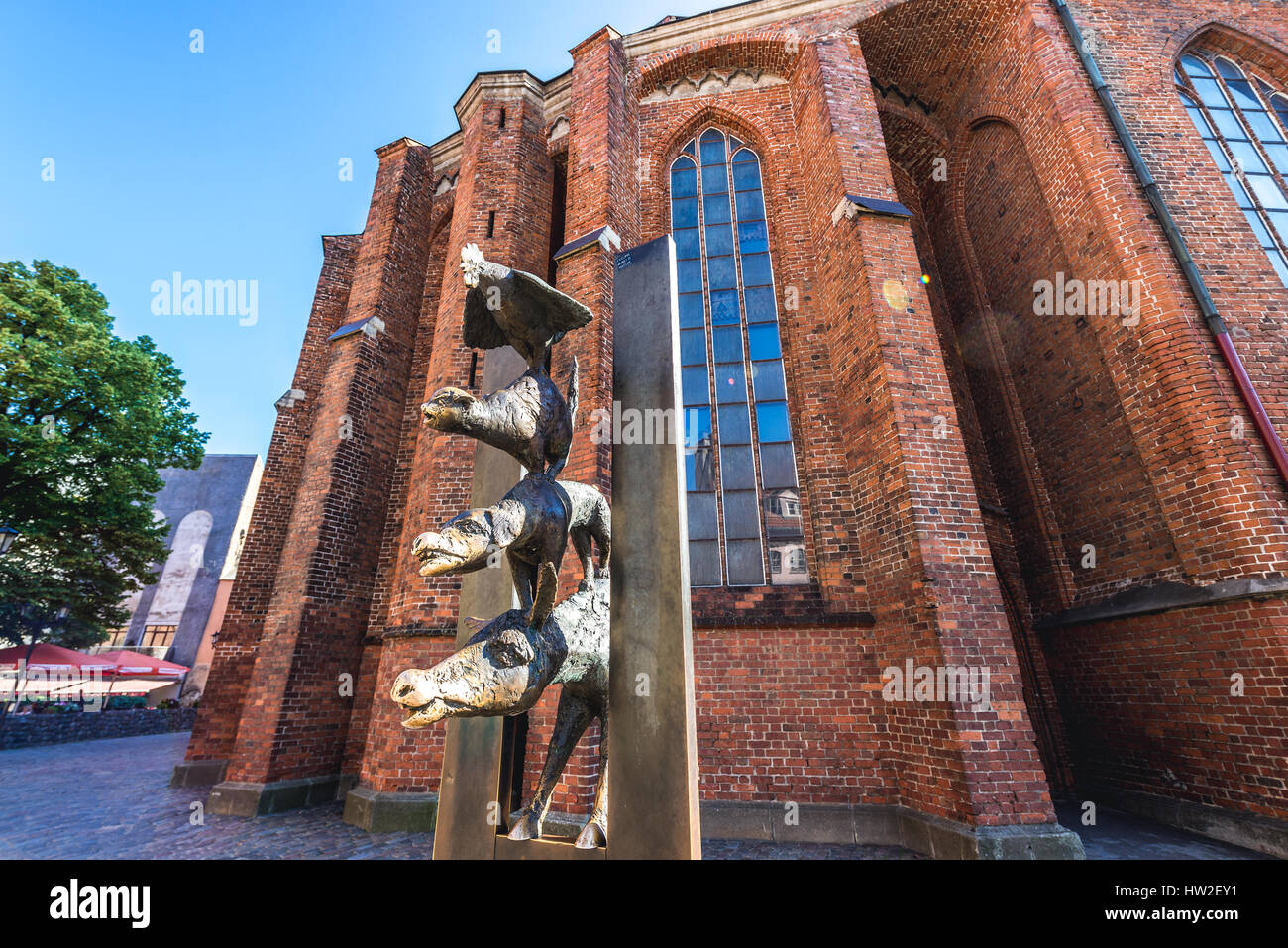 Skulptur der Bremer Musiker vor St. Peter-Kirche in der Altstadt von Riga, Hauptstadt der Republik Lettland Stockfoto