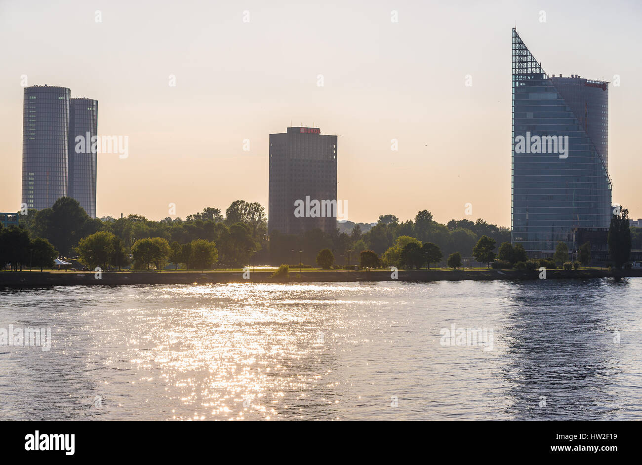 Bürogebäude über Düna Fluss (auch genannt westliche Dwina) in Riga, Hauptstadt der Republik Lettland Stockfoto