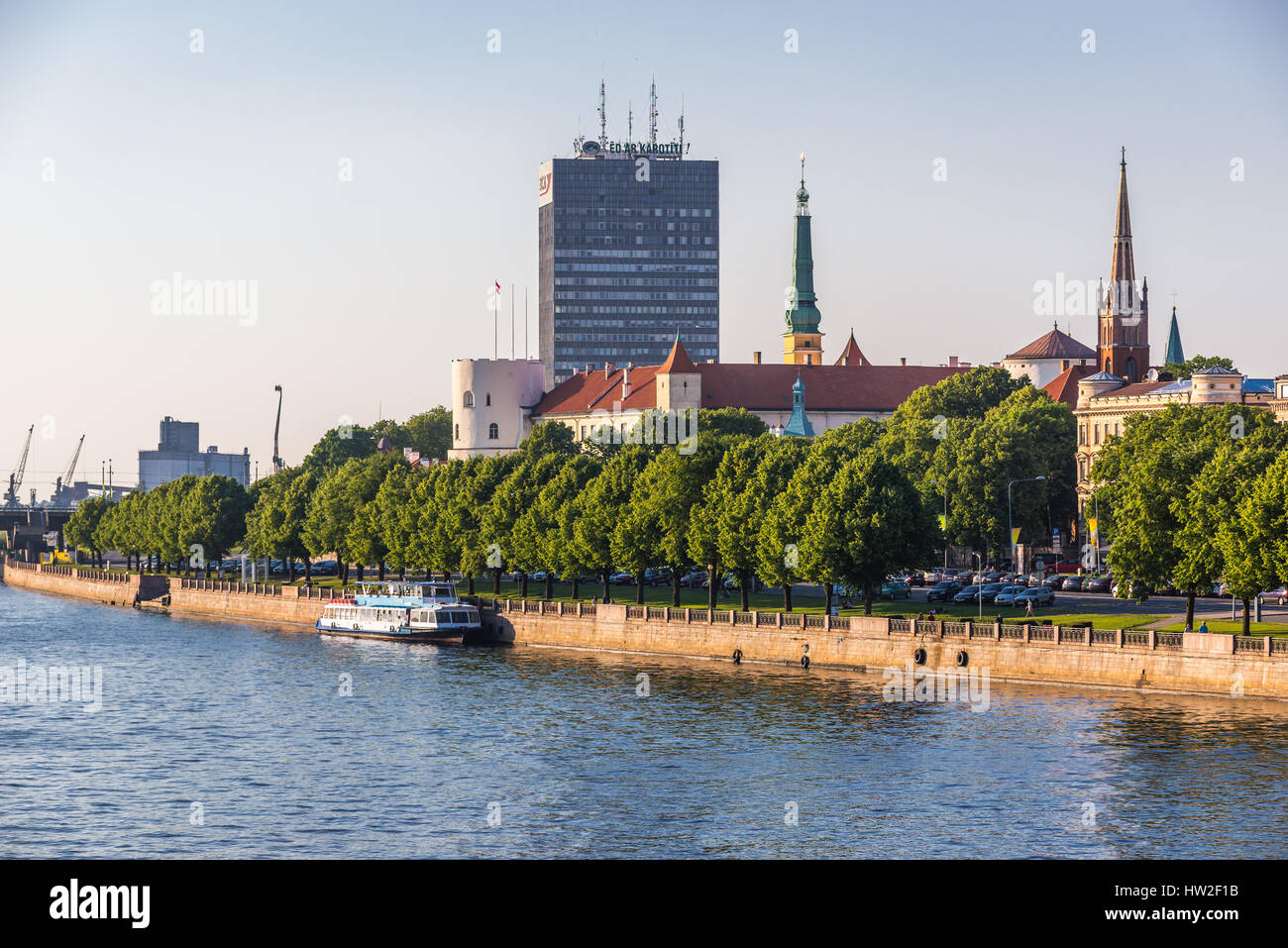 Blick vom Steinbrücke mit Rigaer Schloss und Ministerium für Landwirtschaft Industrie Gebäude in Riga, Hauptstadt der Republik Lettland Stockfoto
