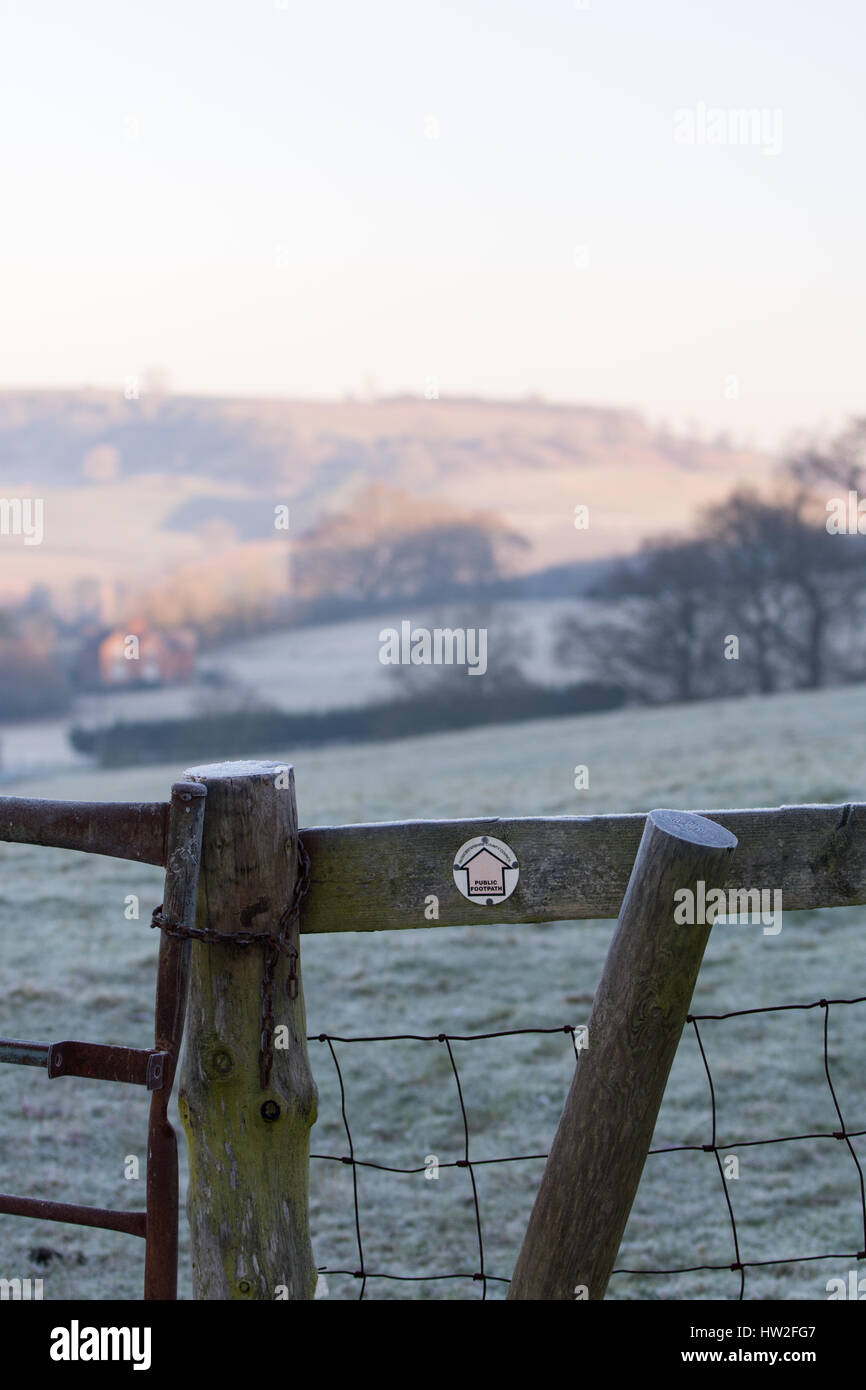 Öffentlichen Wanderweg-Zeichen zeigen die herrliche Spaziergänge in den Cotswolds von Mickleton in ein Gebiet von außergewöhnlicher natürlicher Schönheit Stockfoto