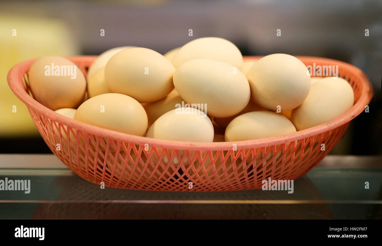 Schöne große Eiern in einem Korb in Nahaufnahme fotografiert Stockfoto