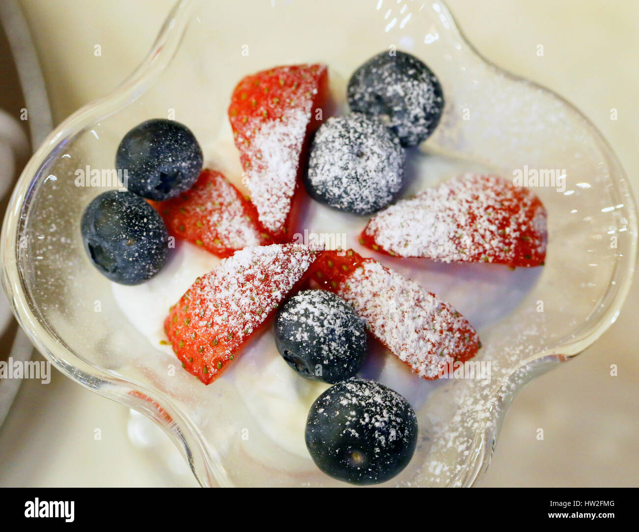 Leckere Quark-Dessert mit Erdbeeren und Heidelbeeren mit einem neuen fotografiert closeup Stockfoto