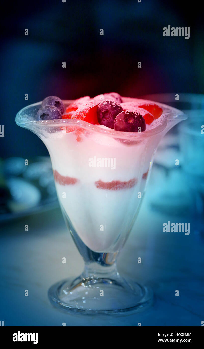 Leckere Quark-Dessert mit Erdbeeren und Heidelbeeren mit einem neuen fotografiert closeup Stockfoto