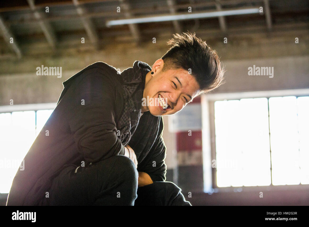 Porträt des Lachens androgynen asiatischen Mannes Stockfoto