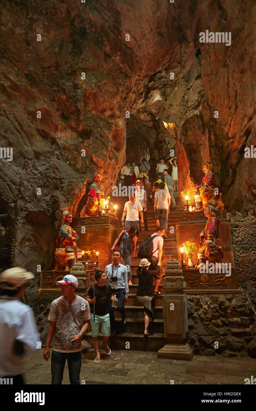 Touristen in Huyen Khong Höhle, Marmorberge, Da Nang, Vietnam Stockfoto