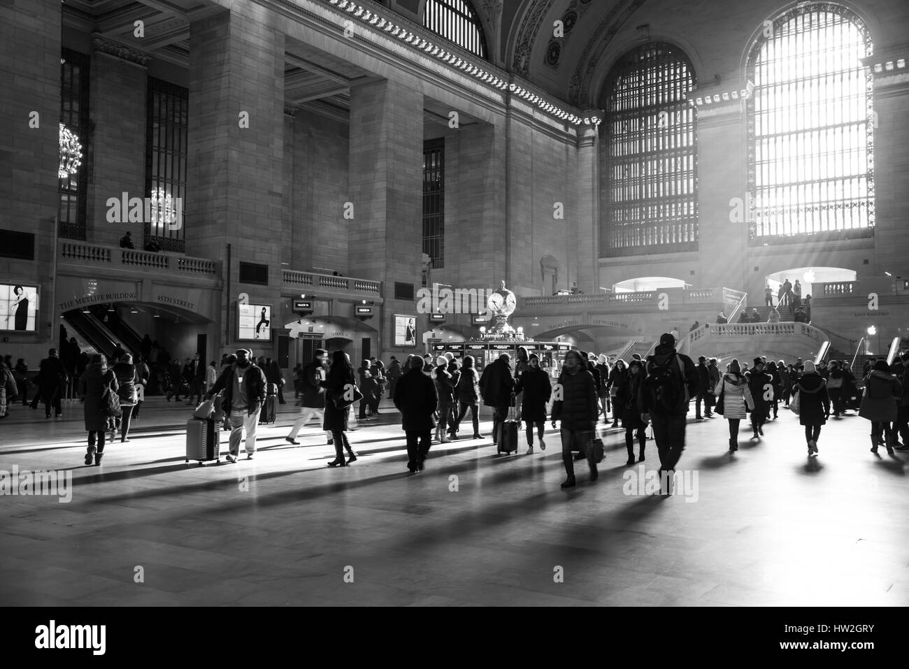 New York City, New York – 13. März 2017: Sonnenstrahlen innerhalb des Grand Central Station mit Passanten in der Eile Zeit Stockfoto