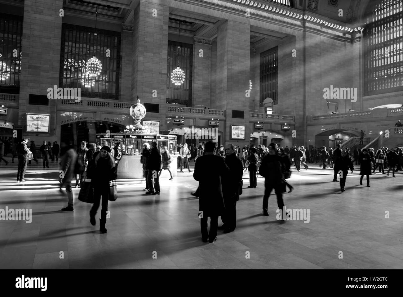 New York City, New York – 13. März 2017: Sonnenstrahlen innerhalb des Grand Central Station mit Passanten in der Eile Zeit Stockfoto