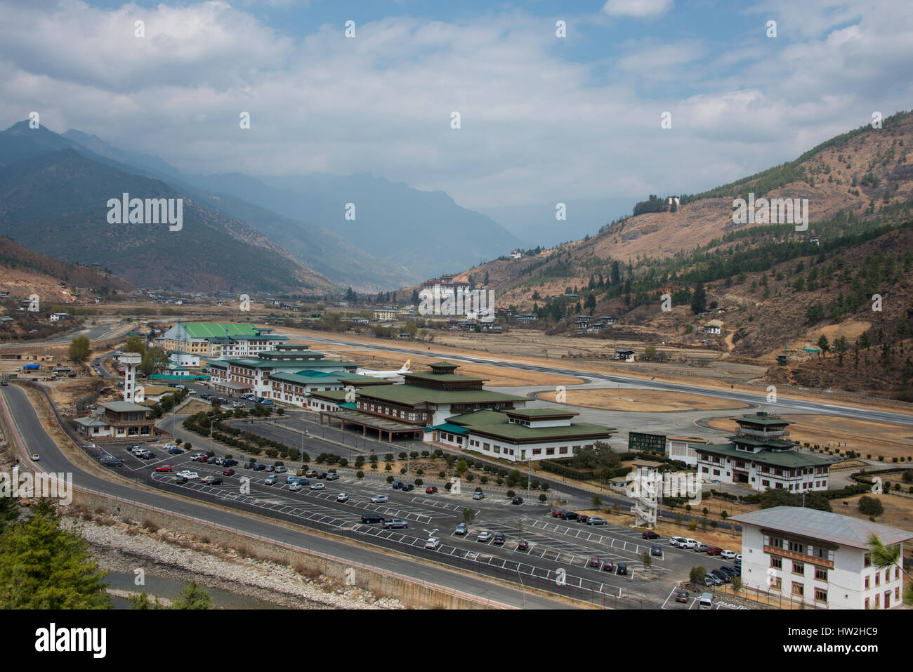 Bhutan, Paro. Flughafen Paro ist der einzige internationale Flughafen in das Königreich Bhutan. Es gilt als eines der schwierigsten Flughäfen der Welt, Stockfoto