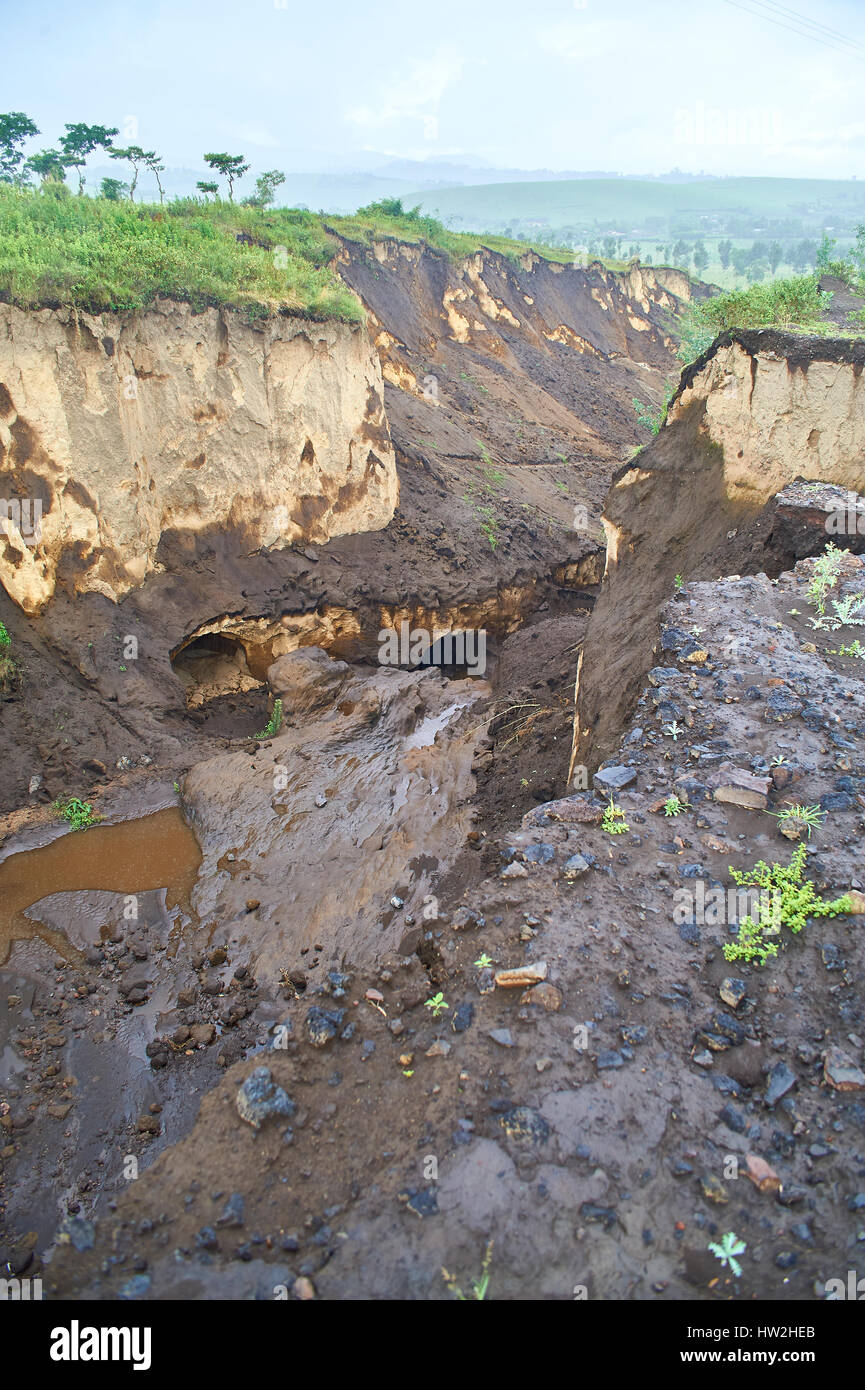 Starke am Straßenrand Erosion nach sintflutartigen Regenfällen Stockfoto