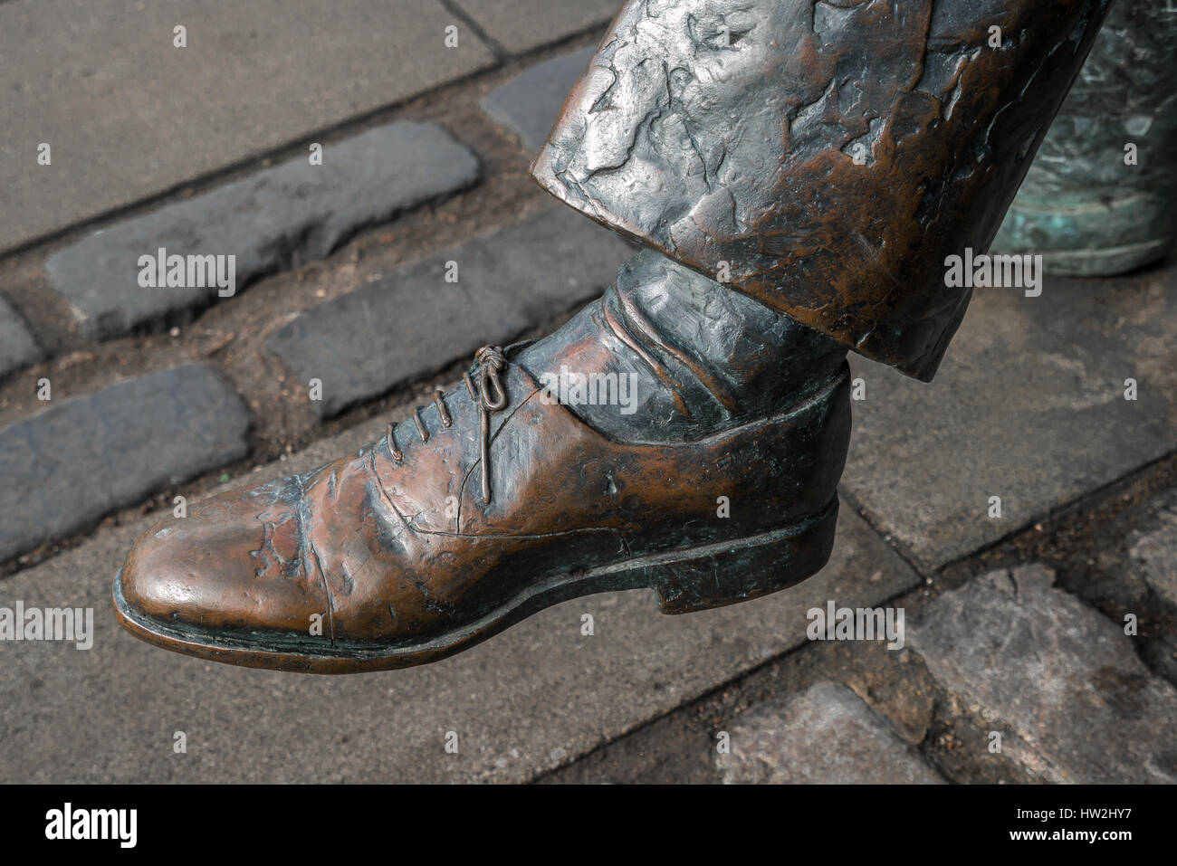 Detail des Fußes mit Brogue-Schuh von lebensgroßer Bronzeskulptur von Sandy Irvine Robertson Statue von Lucy Poett, Leith, Edinburgh, Schottland, UK Stockfoto