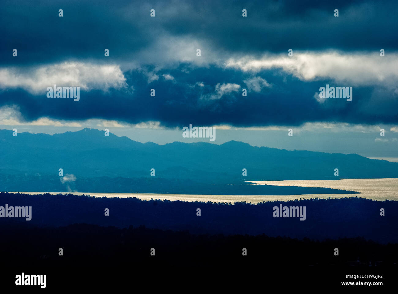 Regenwolken über den Küsten von Nord-Sulawesi, Indonesien. Stockfoto
