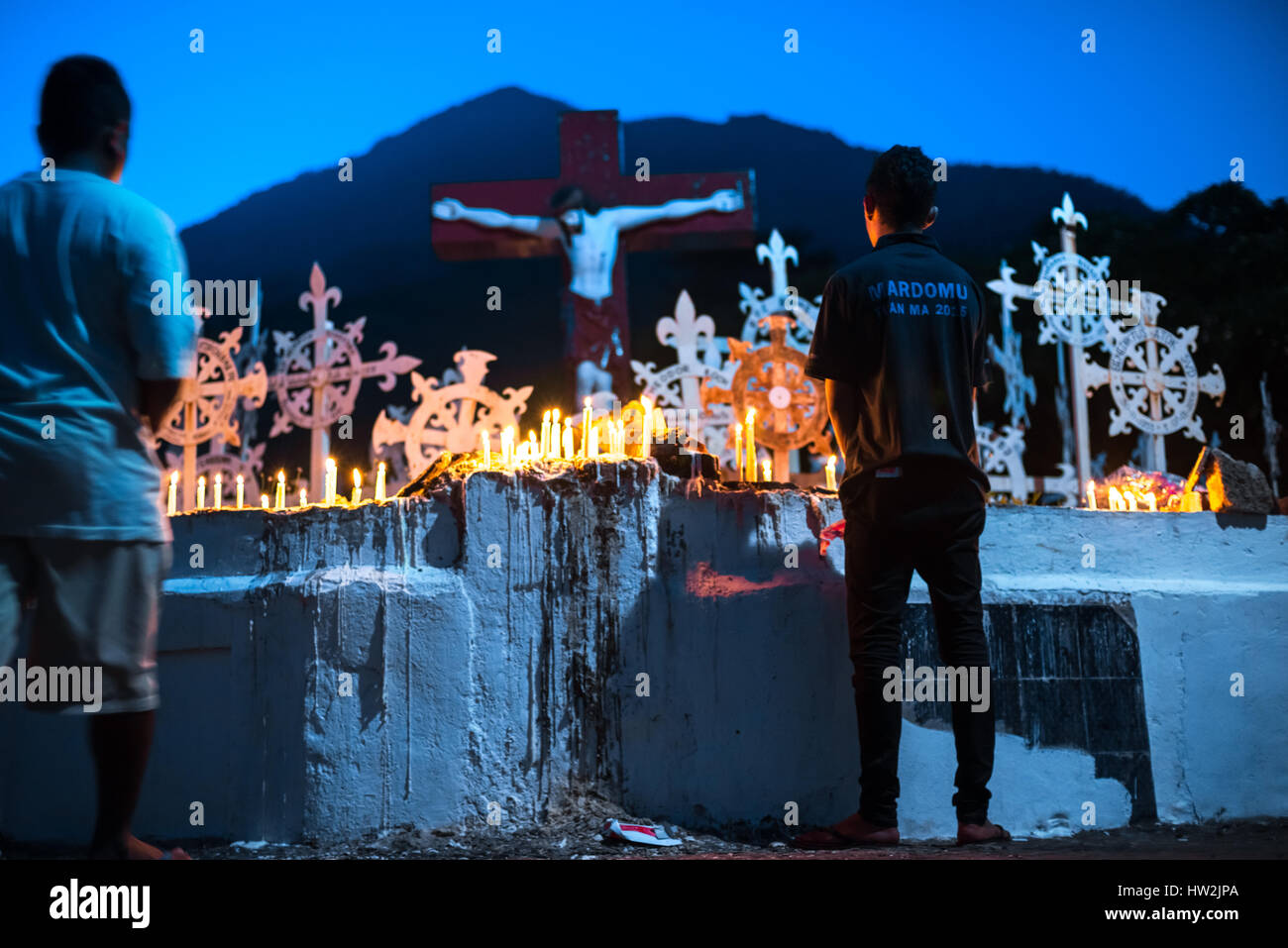 Die Menschen beten feierlich auf dem Friedhof der Kathedrale von Larantuka als Teil der Karwoche Prozession. Stockfoto