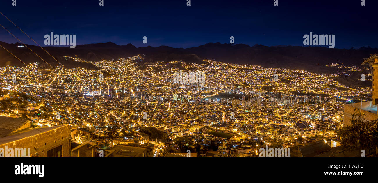 Panoramablick auf La Paz in der Nacht - La Paz, Bolivien Stockfoto