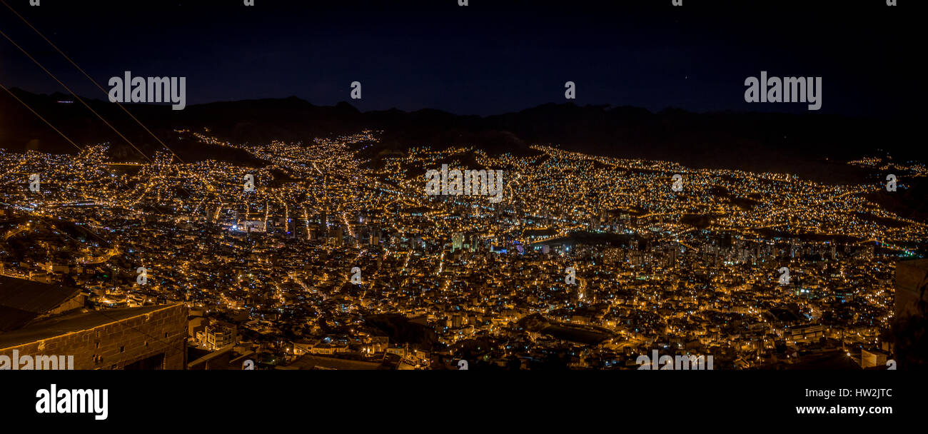 Panoramablick auf La Paz in der Nacht - La Paz, Bolivien Stockfoto