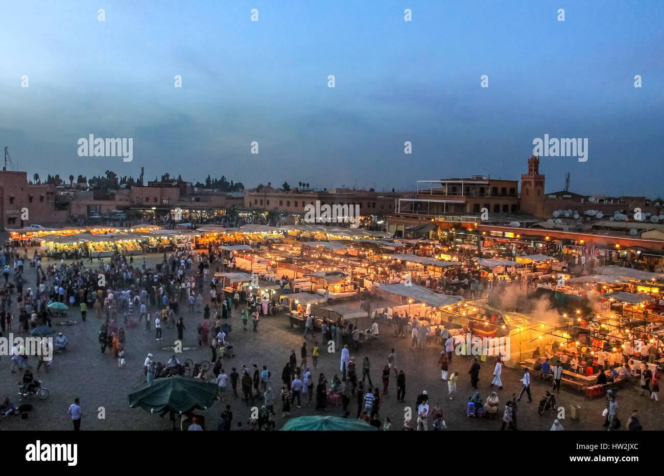 Djemaa el-Fna Platz bei Sonnenuntergang - Marrakesch, Marokko Stockfoto