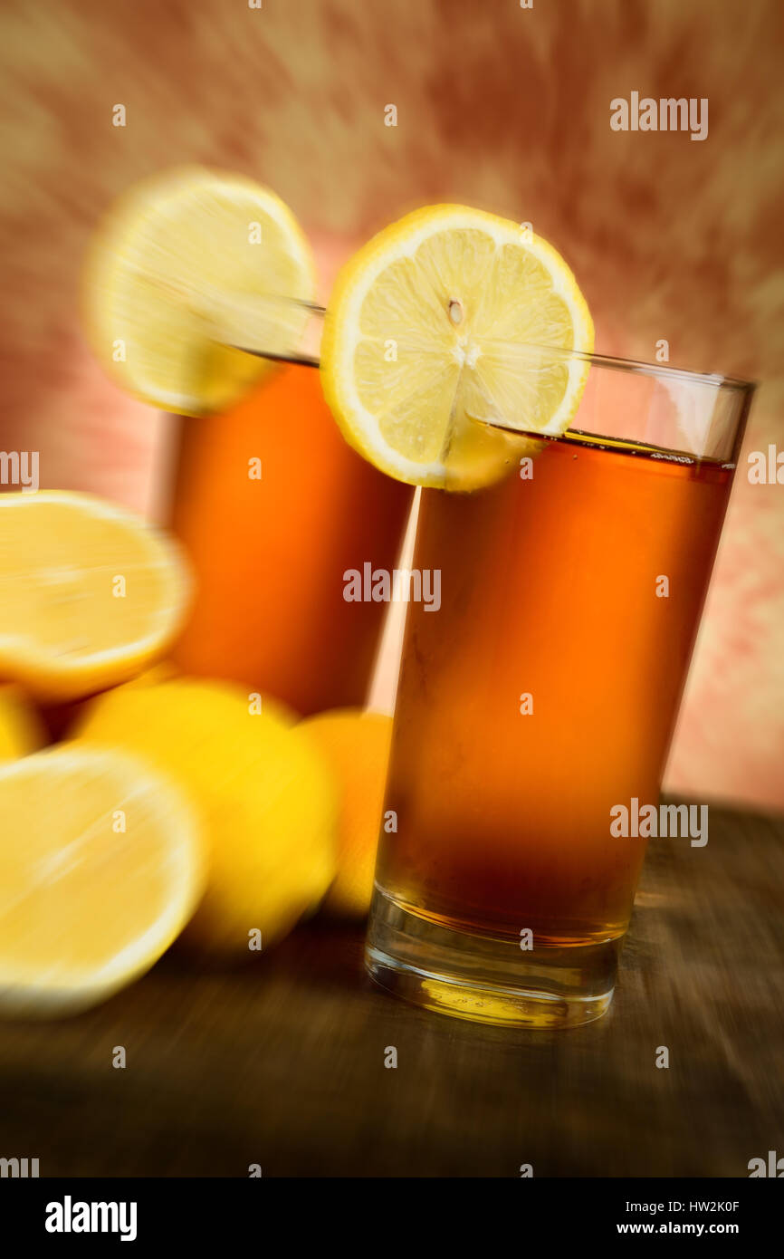 kalter Tee mit Zitrone Stockfoto