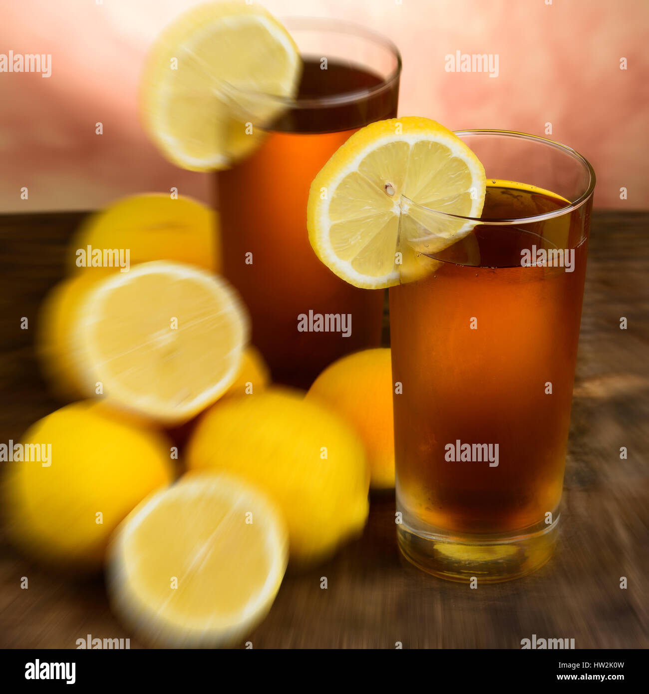 kalter Tee mit Zitrone Stockfoto