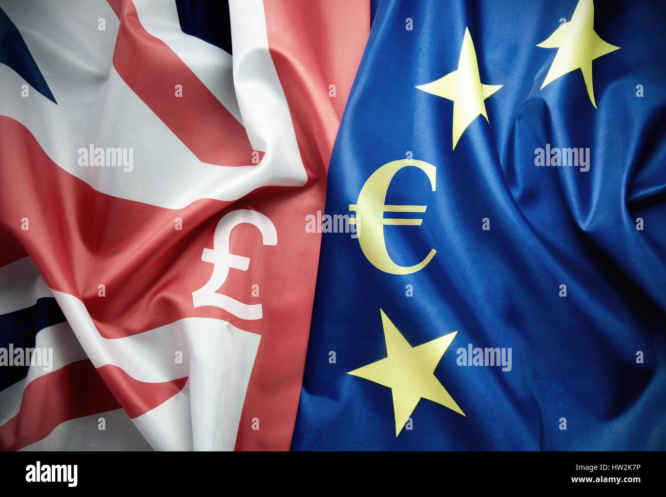Britische und europäische Flagge zusammen mit Währungssymbole Stockfoto