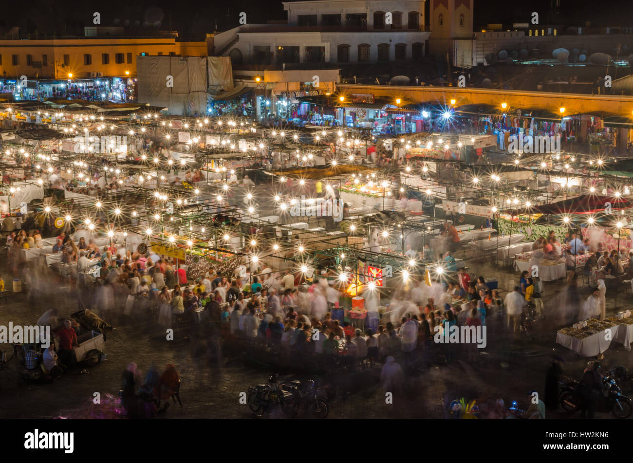 Besetzt mit vielen Menschen und Lichter in der Nacht, Medina von Marrakesch, Marokko berühmten Platz Jemaa El Fna Stockfoto