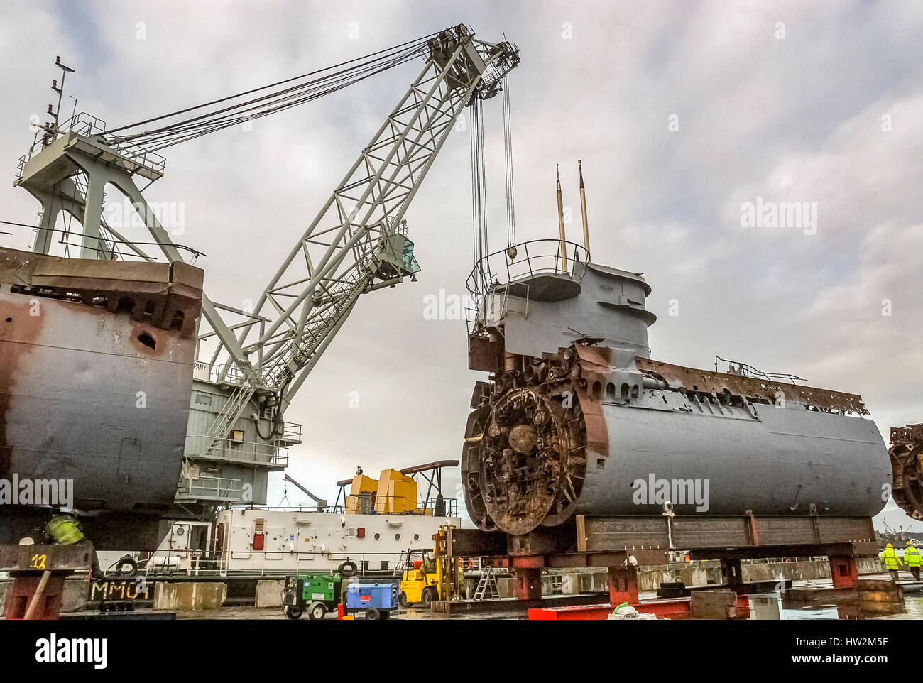 Merseytravel u-Boot U 534 bekommt in den Birkenhead Docks in Stücke geschnitten. Es ist jetzt eine statische Anzeige am Fährterminal Woodside in Birkenhead. Stockfoto