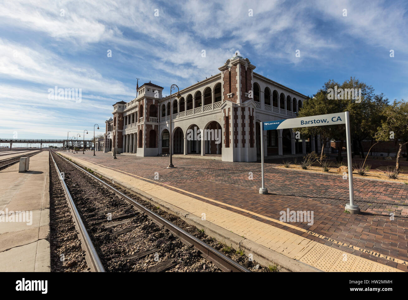Barstow, Kalifornien, USA - 11. März 2017: Amtrak Bahn Haltestelle am historischen Bahnhof Barstow Harvey House in der Mojave-Wüste. Stockfoto
