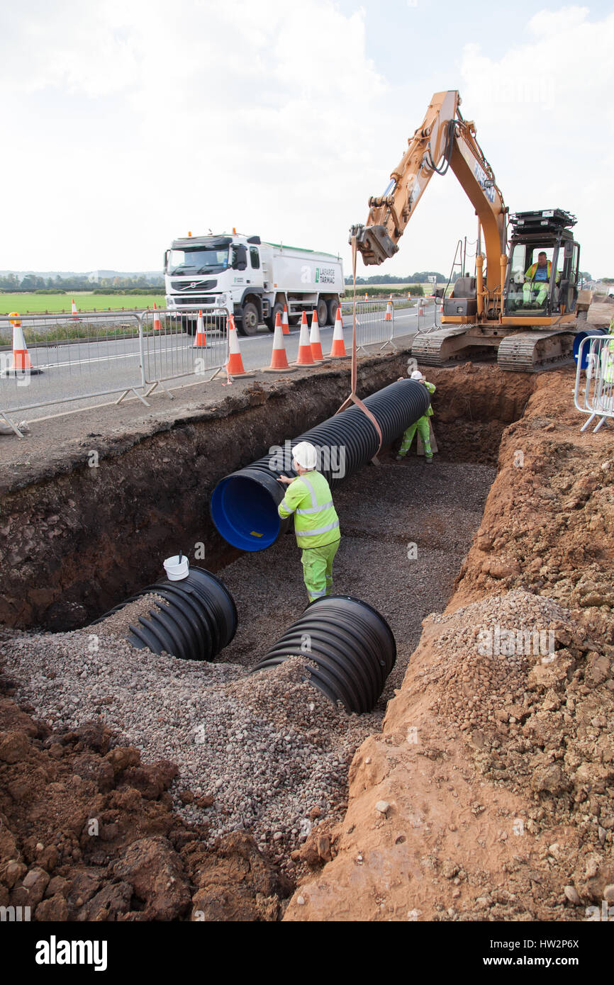 Entwässerung-Rohrleitungen in einem neuen Abschnitt der A5 in der Nähe von Nuneaton installiert wird. Hoch-und Tiefbau, Straßenbau, Entwicklung, Infrastruktur Stockfoto