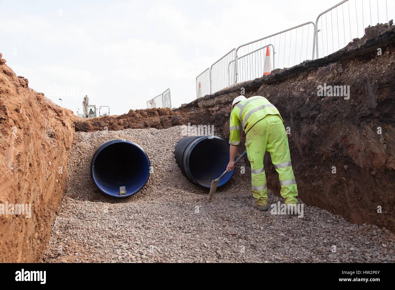 Entwässerung-Rohrleitungen in einem neuen Abschnitt der A5 in der Nähe von Nuneaton installiert wird. Hoch-und Tiefbau, Straßenbau, Entwicklung, Infrastruktur Stockfoto