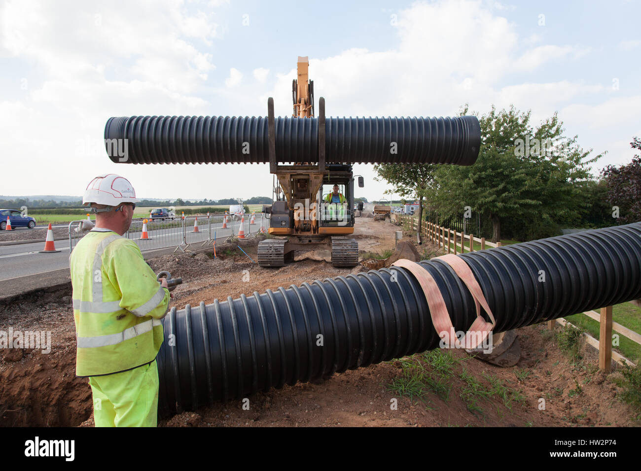 Entwässerung-Rohrleitungen in einem neuen Abschnitt der A5 in der Nähe von Nuneaton installiert wird. Hoch-und Tiefbau, Straßenbau, Entwicklung, Infrastruktur Stockfoto