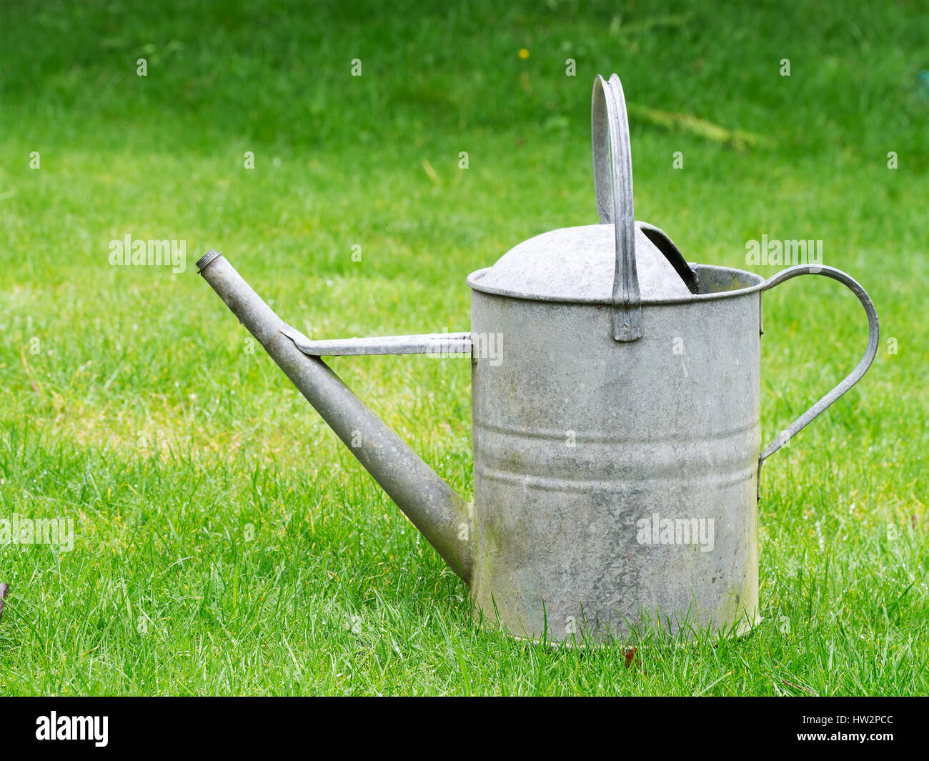 Verzinkte alte Gießkanne. Altmodisches Gartengeräte. Stockfoto
