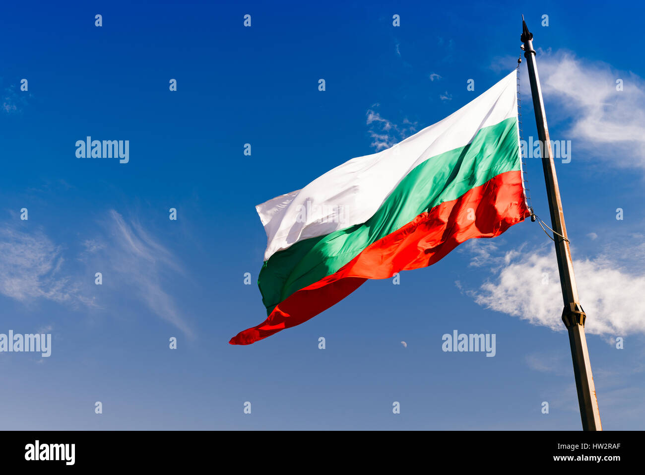 Winkenden bulgarischen Flagge gegen blauen Himmel Stockfoto