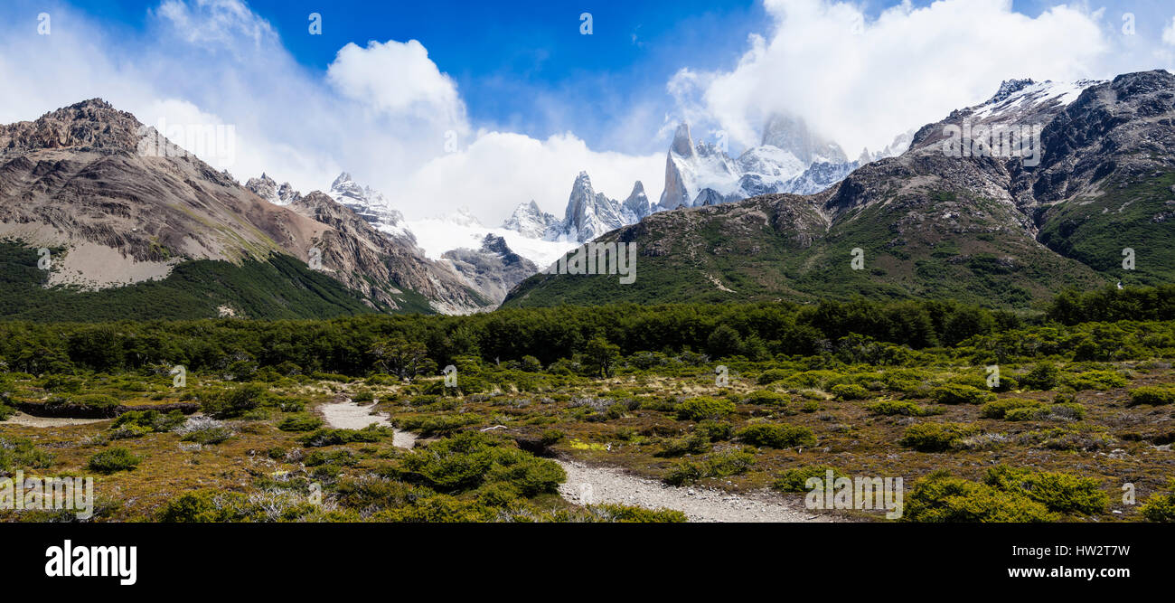 Blick auf berühmte Fitz Roy Bergkette, Pfad auf dem Hügel in der Mitte führt auf Steig zum Mirador Laguna de Los Tres, El Chalten, Los Glaciares Nati Stockfoto