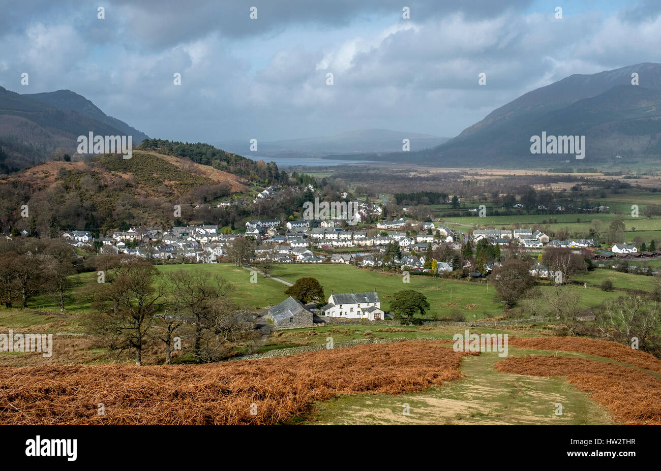 Blick auf das Dorf Braithwaite, von der Unterseite der Barrow fiel, im englischen Lake District, Cumbria, England Stockfoto