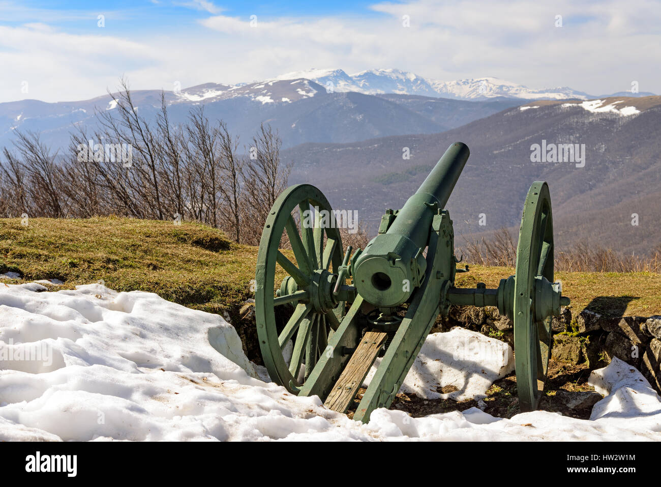 Alte Kanone in den verschneiten Bergen Stockfoto