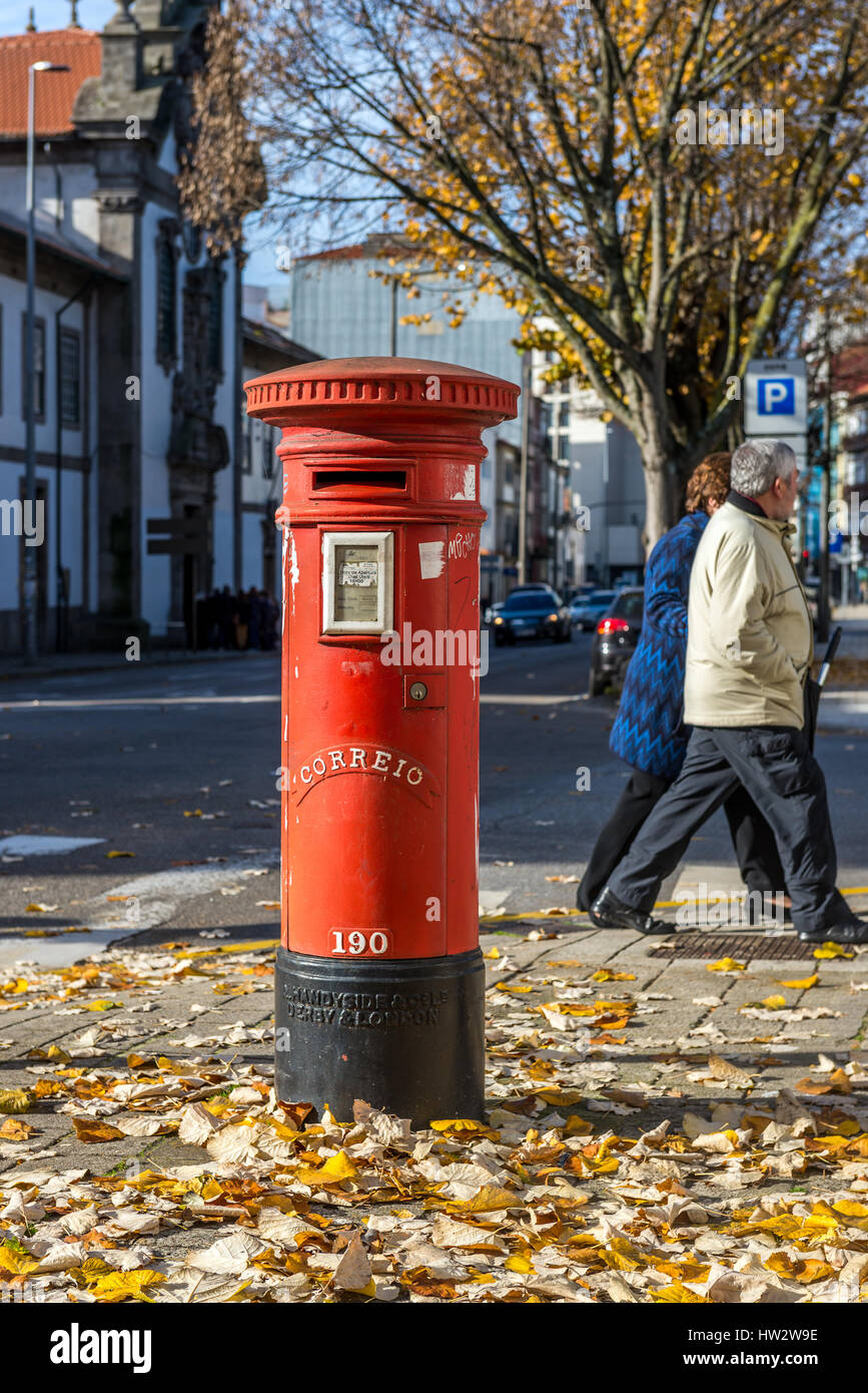 Roten Briefkasten auf der Straße in Porto Stadt auf der iberischen  Halbinsel, zweitgrößte Stadt in Portugal Stockfotografie - Alamy