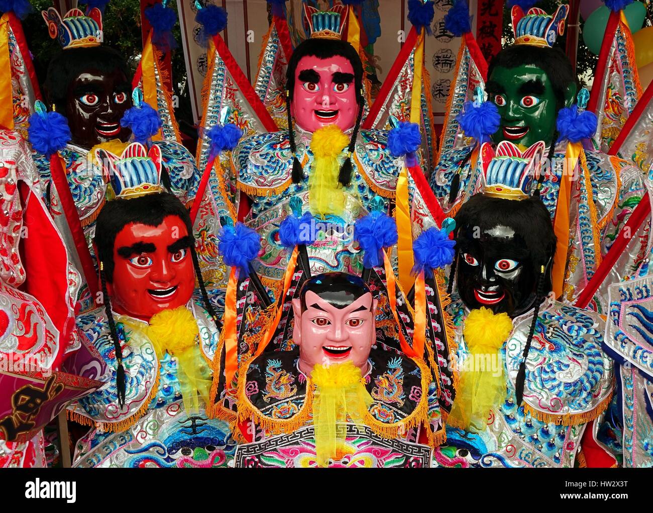 KAOHSIUNG, TAIWAN--15. August 2015: aufwändige Masken für die Tänzer des dritten Prince Tempel Karnevals sind auf dem Display an der Sanfeng Tempel. Stockfoto