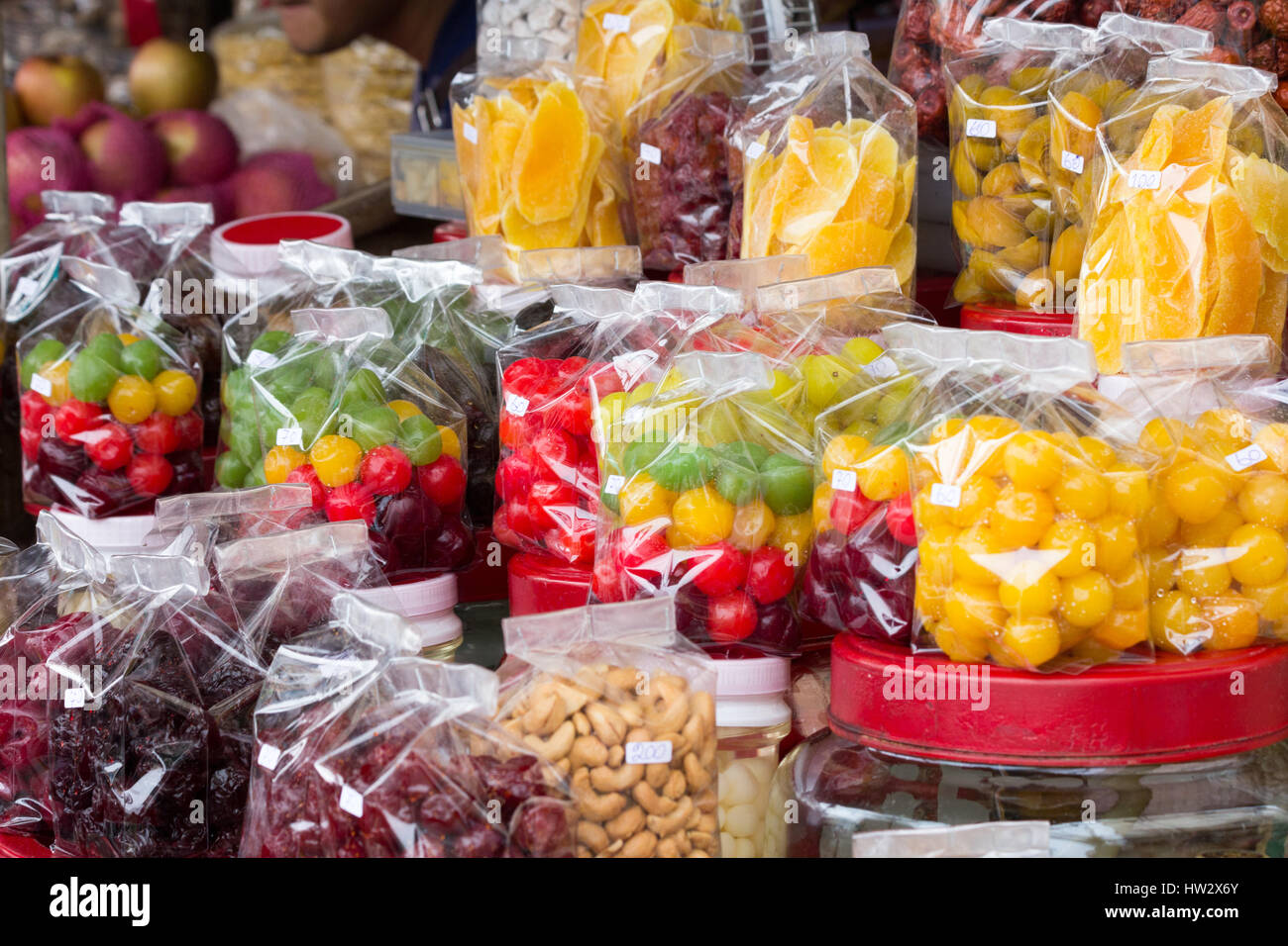 Süße kandierte Früchte zum Verkauf in Mae Sai, Thailand Stockfoto