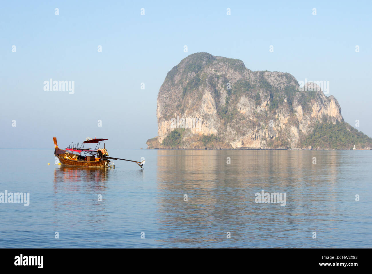 Langboot in Pak Meng, Provinz Trang, Thailand am späten Nachmittag Stockfoto