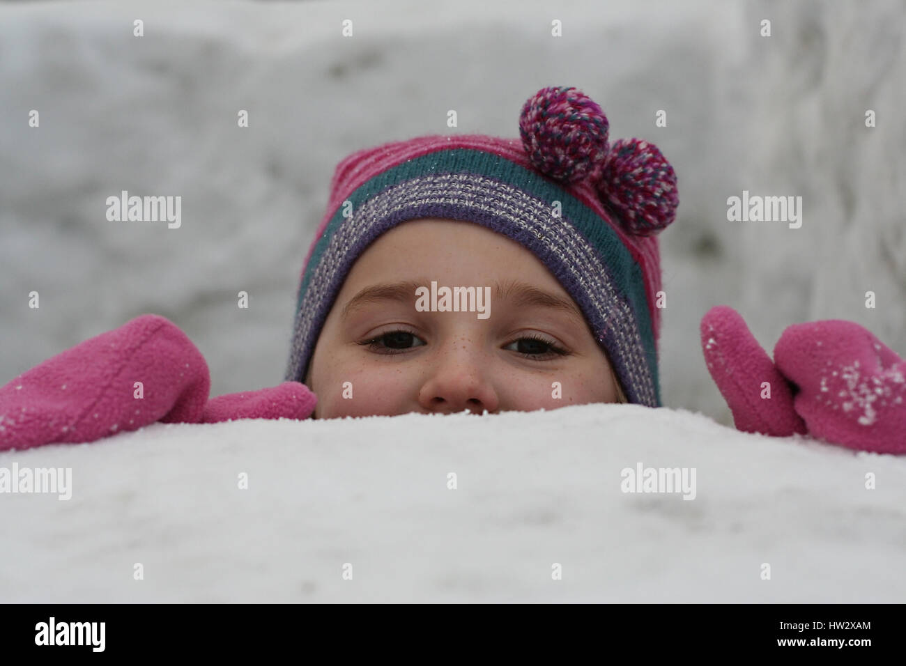 Kinder im Schnee, Dublin, Irland Schnee, Eis, kalte Winterliche, Winter, hut Handschuhe Schal, glückliche Kindheit, Kind Spaß Freude, Winter Spaß Stockfoto