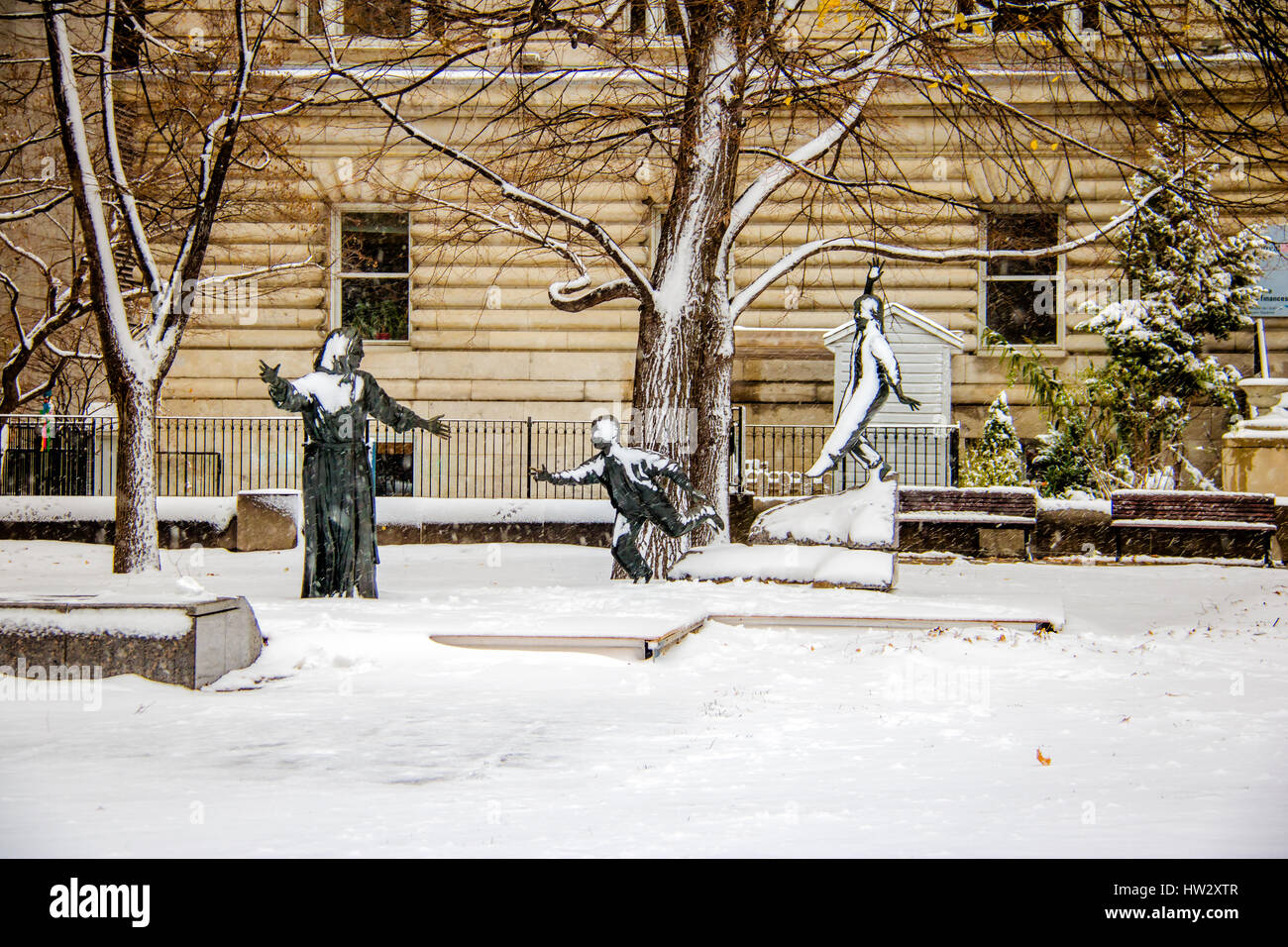 Statuen auf einem Brunnen beschneit - Montreal, Quebec, Kanada Stockfoto