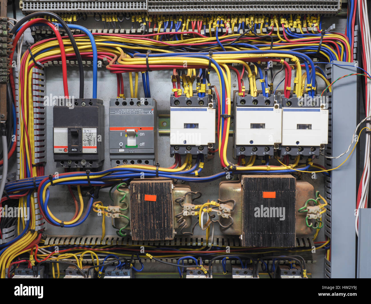 Vorderen Schuss der Schalttafel, die zeigt, rot, blau, gelb, schwarze Draht anschließen, Schalter und Leistungsschalter. Industrielle Größe Schalter oder Schalter in elektrische pow Stockfoto