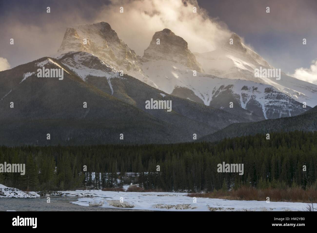 Schnee bedeckte die drei Sisters Mountain Peaks über Canmore Alberta, die von Wolken verdeckt wurden. Bow Valley Winterlandschaft Canadian Rockies Banff National Park Stockfoto