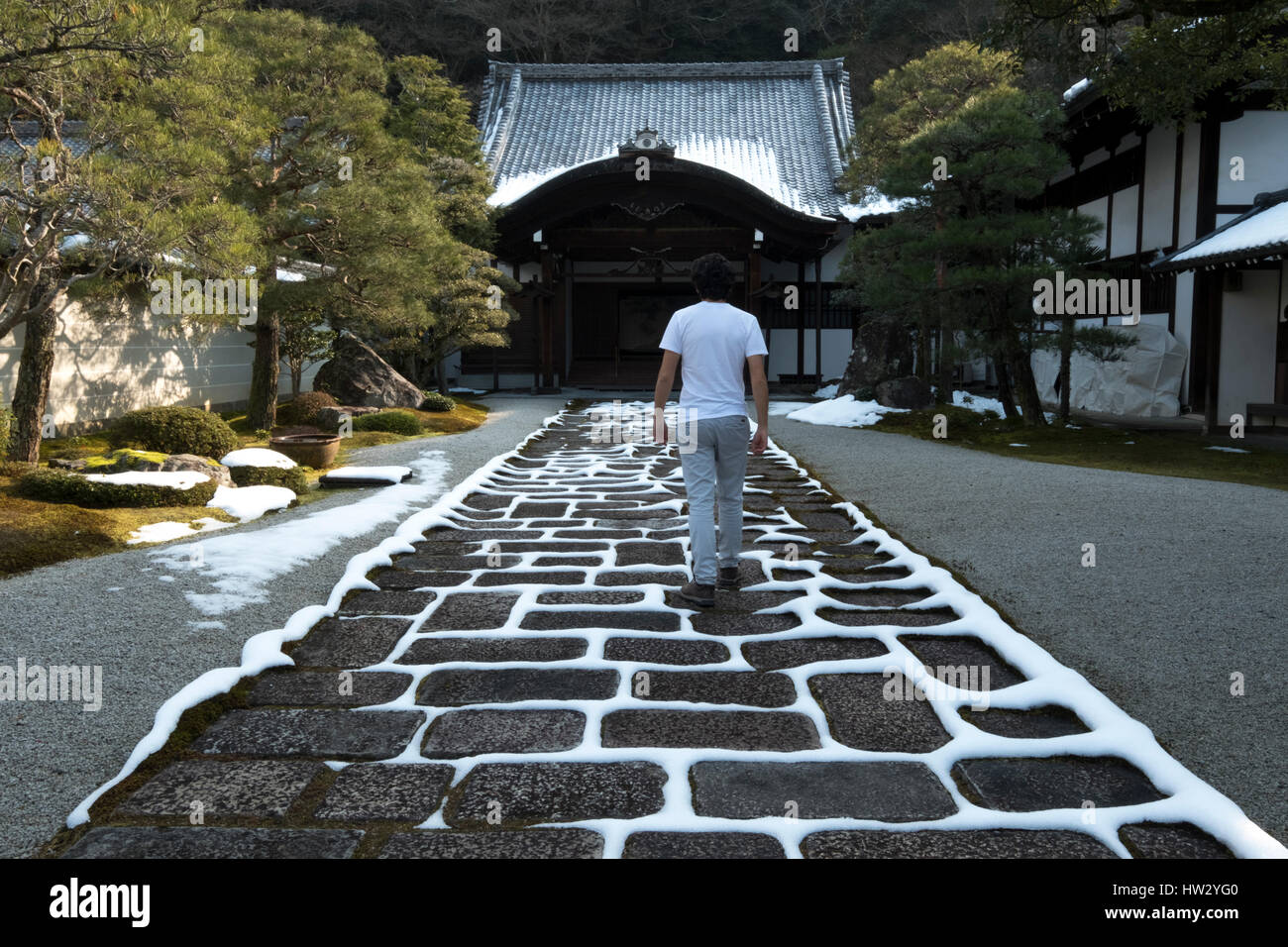Ein Tourist geht einen Weg am Nanzen-Ji-Tempel, Kyoto, Kansai, Japan Stockfoto