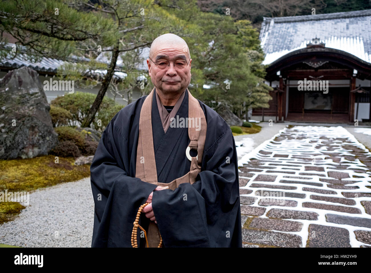 Eine buddhistische Mönch auf dem Gelände des Nanzen-Ji-Tempel in Kyoto, Kansai, Japan Stockfoto