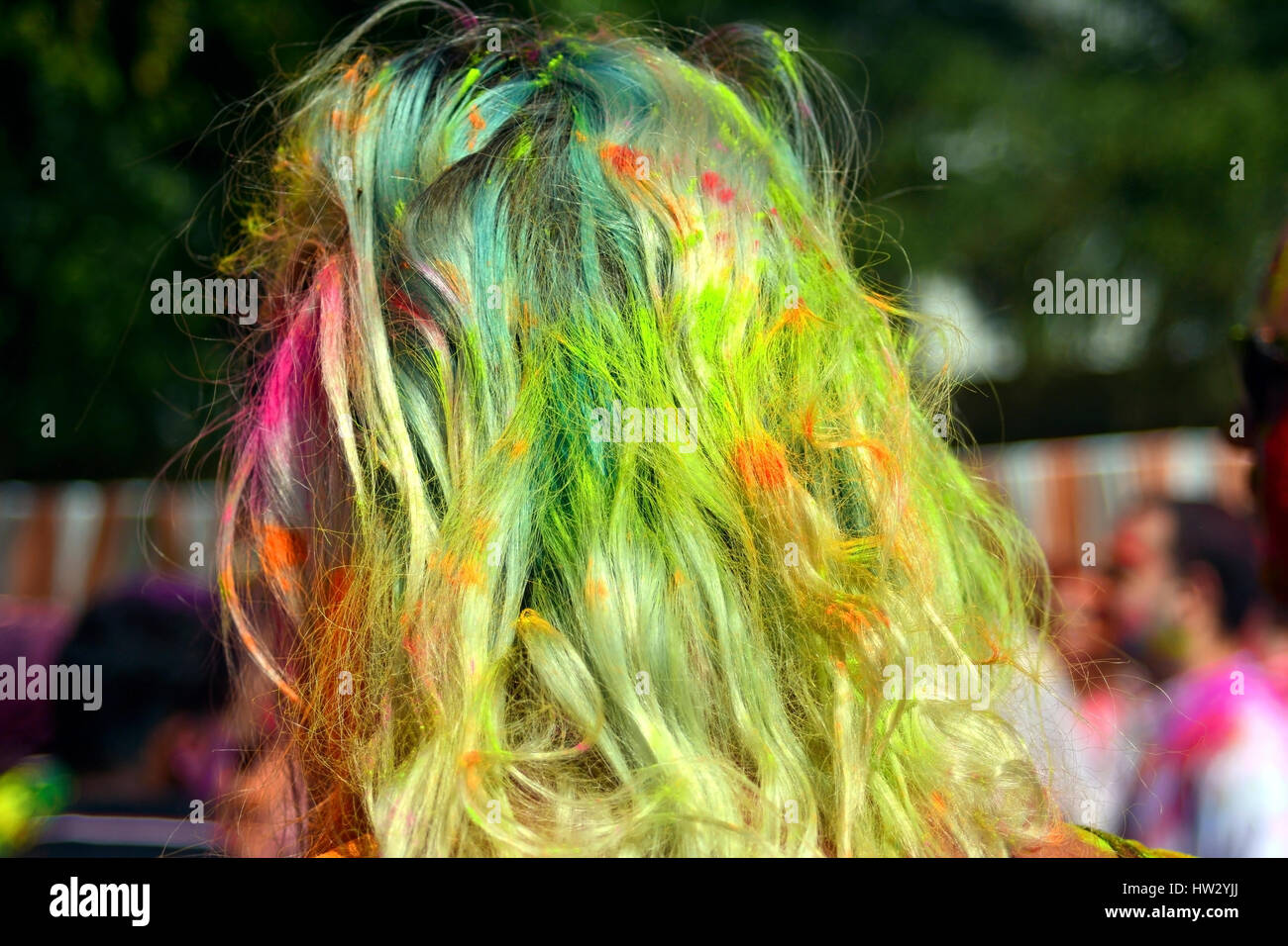 Bunte Kopf von A Frauen in einem Holi-Festival-Event Stockfoto