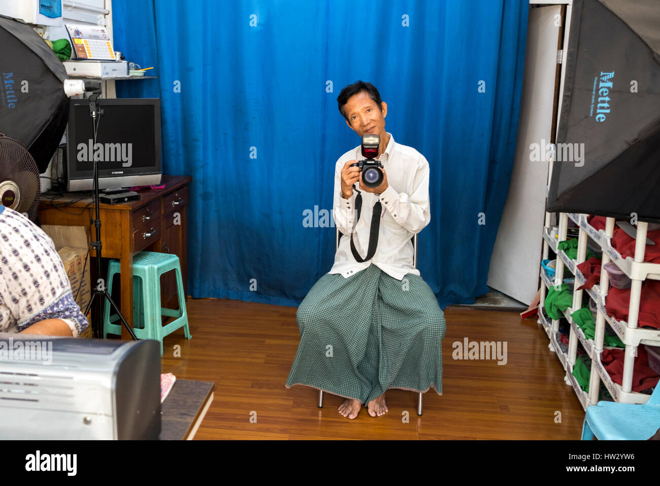 Ein Fotograf stellt in seinem Atelier in Sula Pagode-Straße, Yangon, Myanmar Yangon Region Stockfoto