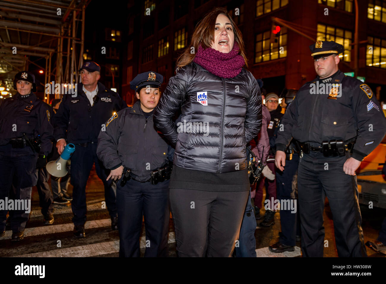 New York, Vereinigte Staaten von Amerika. 16. März 2017.  eine stadtweite Koalition der Führer der glauben Kundgebung eine am Washington Square Park, gefolgt von März bis 201 Varick St., wo 10 Klerus Mitglieder und 15 Lay-Führer verhaftet zum Blockieren von Datenverkehr in einem Akt des zivilen Ungehorsams fordere Bürgermeister DeBlasio anspruchsvolle Tiefe Schutz für Einwanderer und Flüchtlingsgemeinschaft kniete zu beten vor der Pass- und Zollkontrolle. Bildnachweis: Erik McGregor/Pacific Press/Alamy Live-Nachrichten Stockfoto