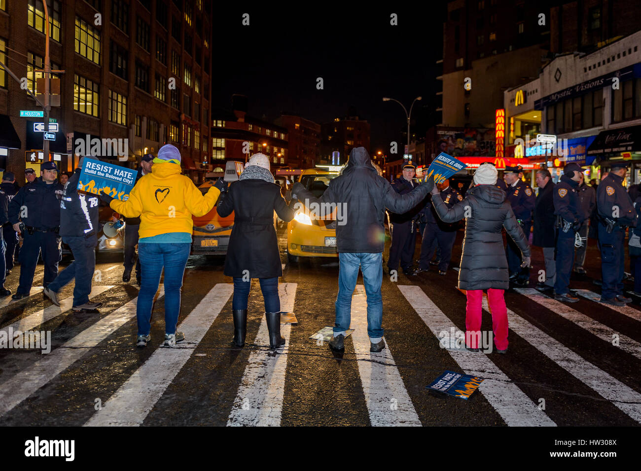 New York, Vereinigte Staaten von Amerika. 16. März 2017.  eine stadtweite Koalition der Führer der glauben Kundgebung eine am Washington Square Park, gefolgt von März bis 201 Varick St., wo 10 Klerus Mitglieder und 15 Lay-Führer verhaftet zum Blockieren von Datenverkehr in einem Akt des zivilen Ungehorsams fordere Bürgermeister DeBlasio anspruchsvolle Tiefe Schutz für Einwanderer und Flüchtlingsgemeinschaft kniete zu beten vor der Pass- und Zollkontrolle. Bildnachweis: Erik McGregor/Pacific Press/Alamy Live-Nachrichten Stockfoto