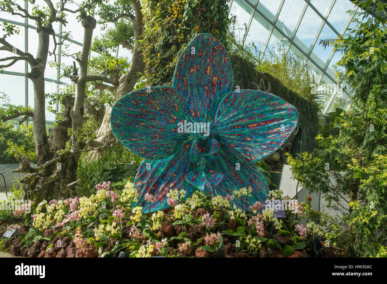 "Der Ansturm der Natur"-Skulptur in der Blume Kuppel, Gardens by the Bay, Singapur Stockfoto